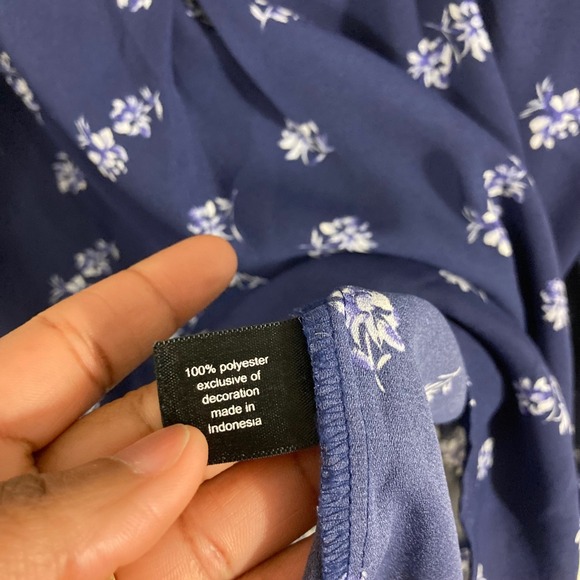 Lane Bryant Navy Blue Floral Split Neck Blouse with Ladder Lace Trim Size 14/16 - Picture 5 of 7